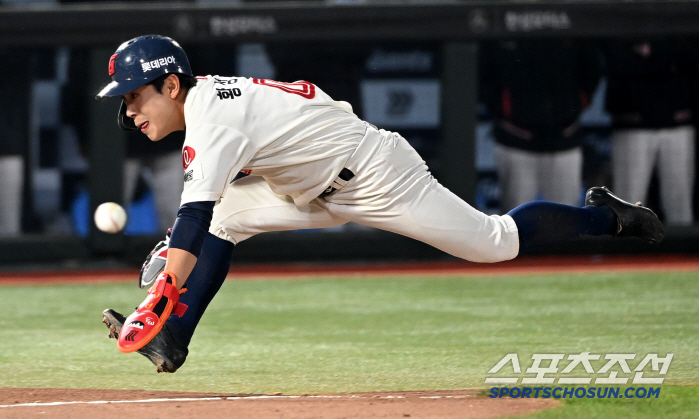 Another finger injury? Hwang Sung-bin, due to pain, is scheduled to undergo hospital checkups immediately after 2 replacements...First base diving penalty → Can't stop desperation 