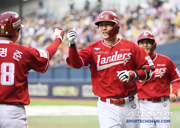As expected, the level is different, including 500 home runs, and the details in the indifferent expression are extraordinary legends…Head coach's stormy speech 