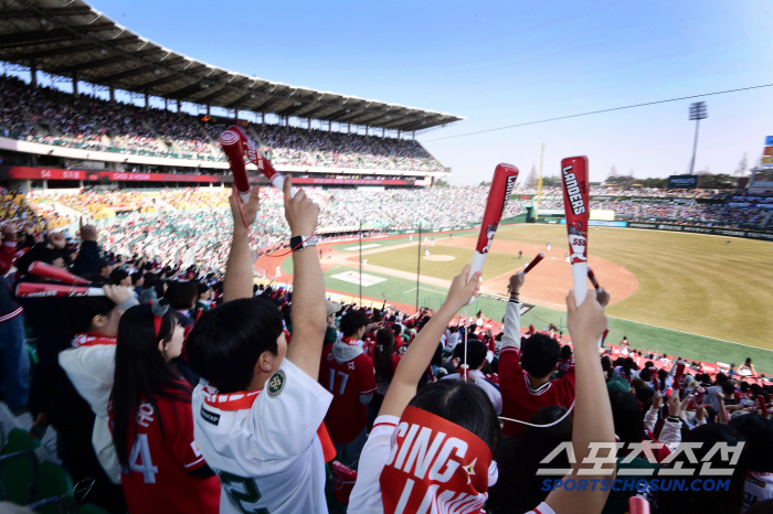 Doubles the joy. At least 3 million games are played on Children's Day. Samsung, up 40%, is still No. 1 in attendance. KIA is reduced 
