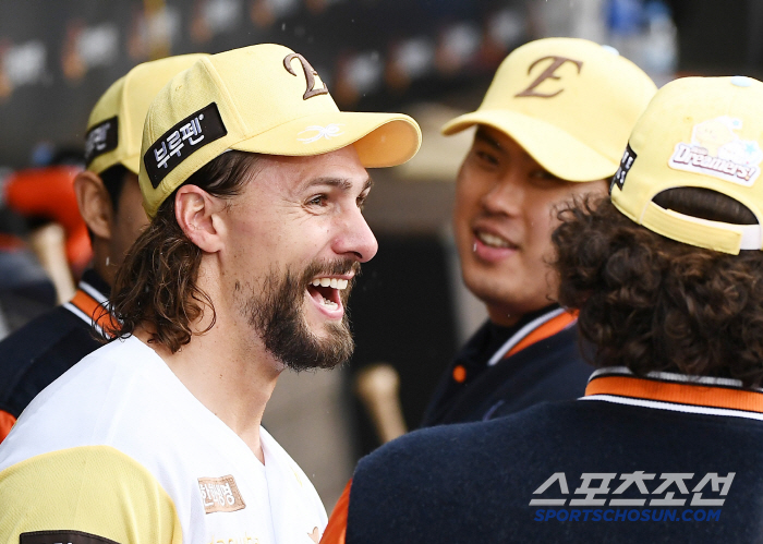 I don't want to be tied for first place. It's been 6,547 days… Hanwha fever that caught LG is not an easy flame to extinguish 