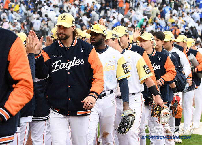I don't want to be tied for first place. It's been 6,547 days… Hanwha fever that caught LG is not an easy flame to extinguish 