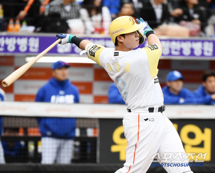 I don't want to be tied for first place. It's been 6,547 days… Hanwha fever that caught LG is not an easy flame to extinguish 