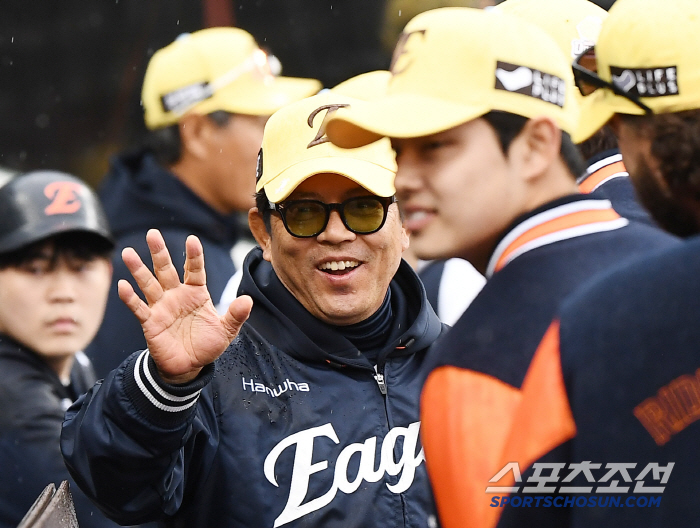 I don't want to be tied for first place. It's been 6,547 days… Hanwha fever that caught LG is not an easy flame to extinguish 
