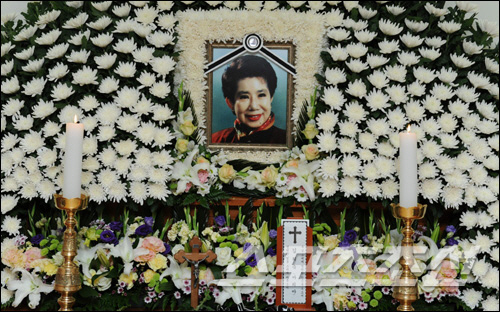 Jeon Young-rok's mother, Baek Seol-hee, left a spring day and died. The 15th anniversary of the death of a senior singer who will be remembered forever