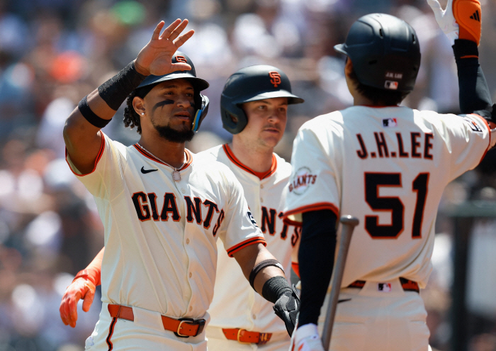 Lee Jung-hoo, who is shaking, contributes to three consecutive RBI points for the first time in a row, but if he is not hit in three at-bats on the 6th, he will collapse 300%