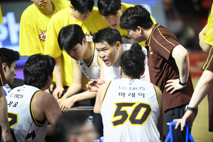  I wanted to tie around 20 points for LG manager Cho Sang-hyun. All the defense went well