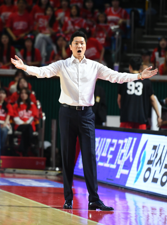  SK coach Jeon Hee-chul's quick attack. Tamayo 3-pointer allowed. Get ready for the second game