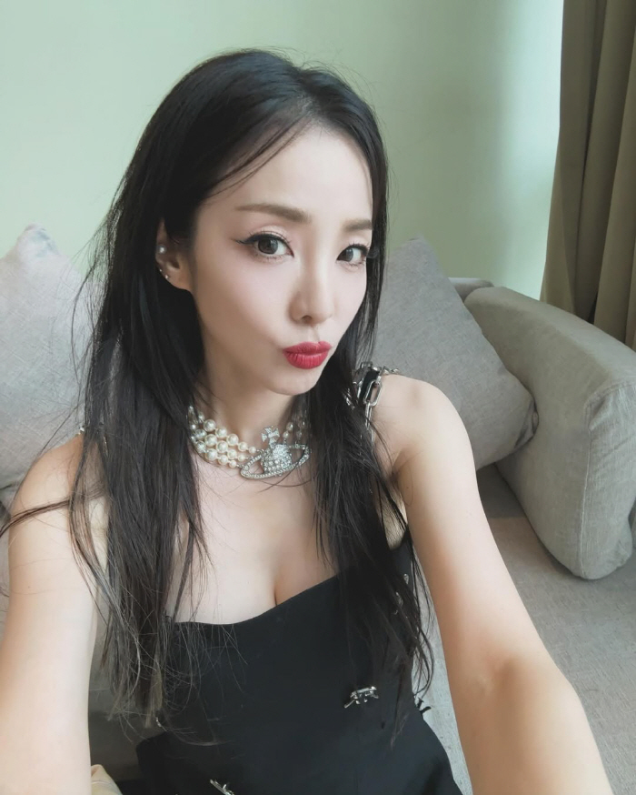 Sandara Park. Is it 42kg?A glamorous figure with a twist  showing off her sexy beauty
