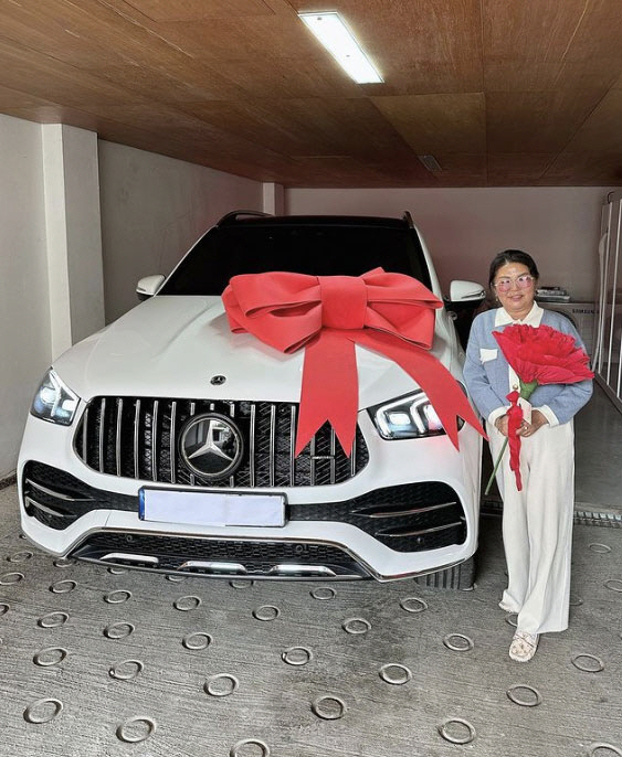 Song Ga-in, you gave your parents a foreign car..Also, Korean SUV Flex is the best