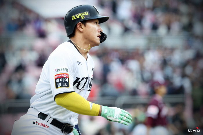 Will Kim Do-young feel like a KIA fan? Four home runs banging in the four days that he said he would prove it!The 22-year-old military pilot terminator is here. 