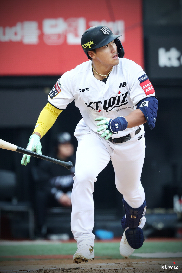 Will Kim Do-young feel like a KIA fan? Four home runs banging in the four days that he said he would prove it!The 22-year-old military pilot terminator is here. 
