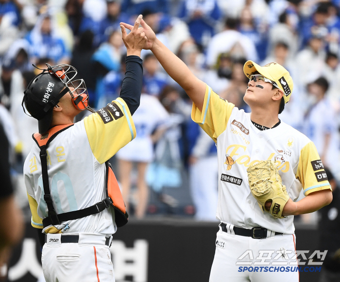 18 wins and 4 losses → 4 wins and 9 losses LG and 4 wins and 10 losses → 18 wins and 3 losses Hanwha begins a full-fledged battle for the top spot with 22 wins and 13 losses 