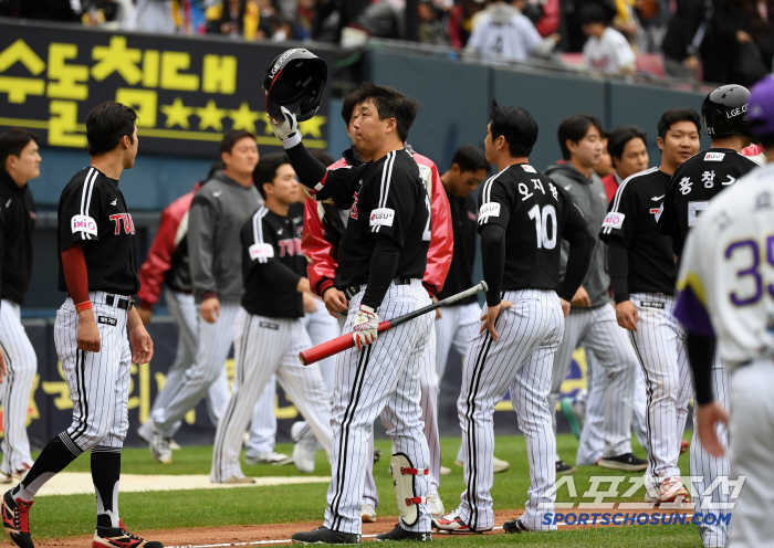 18 wins and 4 losses → 4 wins and 9 losses LG and 4 wins and 10 losses → 18 wins and 3 losses Hanwha begins a full-fledged battle for the top spot with 22 wins and 13 losses 