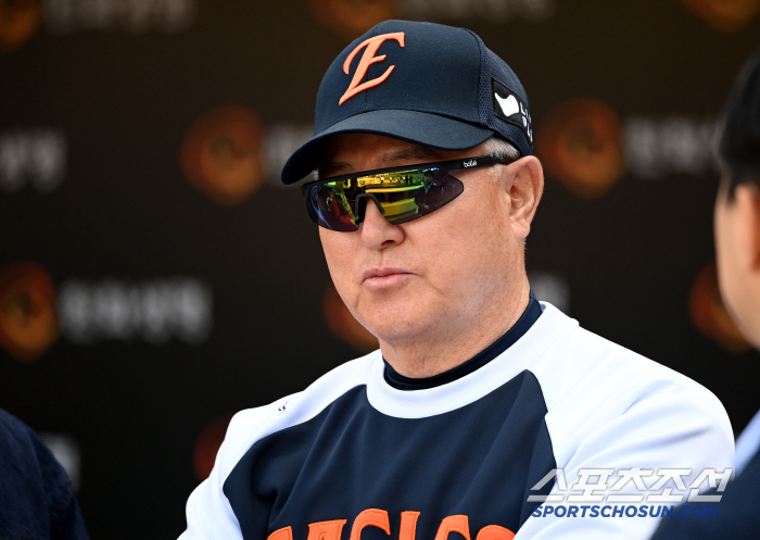18 wins and 4 losses → 4 wins and 9 losses LG and 4 wins and 10 losses → 18 wins and 3 losses Hanwha begins a full-fledged battle for the top spot with 22 wins and 13 losses 