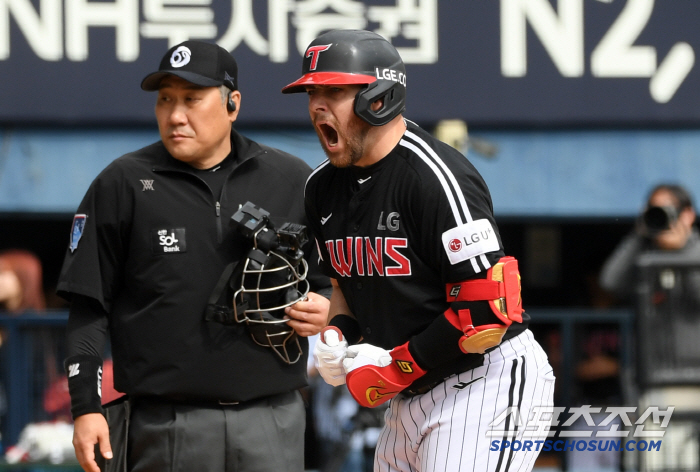 Don't get hurt, Austin! Home run → obstruction of defense → It turns out that it's fine. LG kept its lead! 51 Recurses Doosan and balances Children's Day Series with 1 win and 1 loss