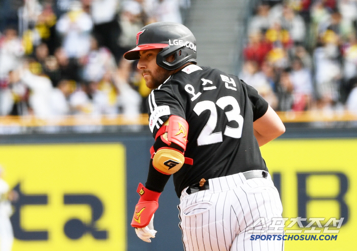 Don't get hurt, Austin! Home run → obstruction of defense → It turns out that it's fine. LG kept its lead! 51 Recurses Doosan and balances Children's Day Series with 1 win and 1 loss