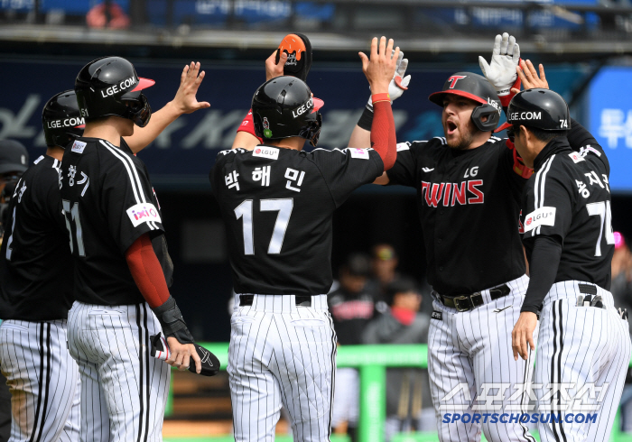 Don't get hurt, Austin! Home run → obstruction of defense → It turns out that it's fine. LG kept its lead! 51 Recurses Doosan and balances Children's Day Series with 1 win and 1 loss
