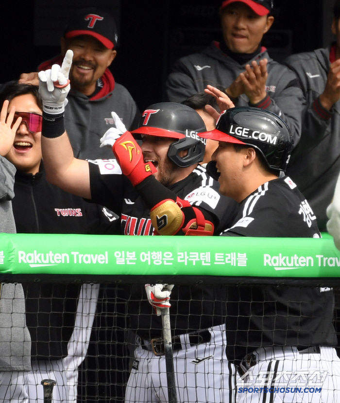 Don't get hurt, Austin! Home run → obstruction of defense → It turns out that it's fine. LG kept its lead! 51 Recurses Doosan and balances Children's Day Series with 1 win and 1 loss