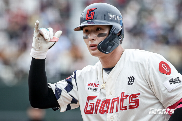 Glasses, aces, coming in the rain! 7 scoreless innings → Escaped 3 consecutive losses → Leading multiple wins...Lotte Wins 6-0 Over SSG