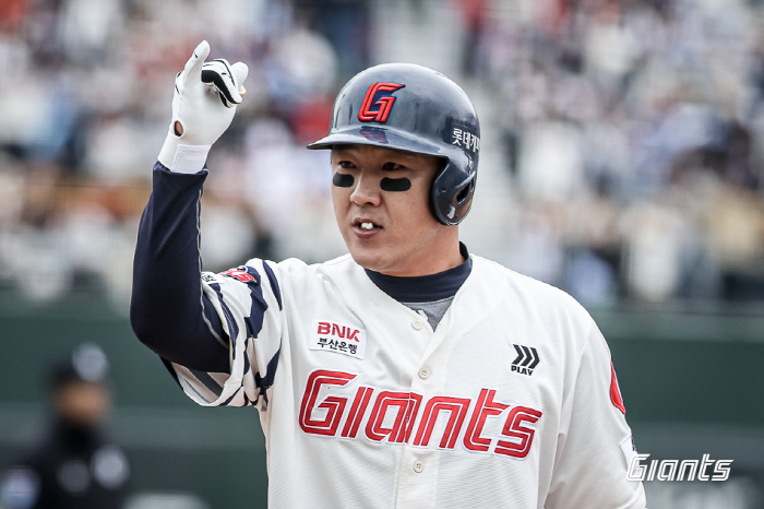 Glasses, aces, coming in the rain! 7 scoreless innings → Escaped 3 consecutive losses → Leading multiple wins...Lotte Wins 6-0 Over SSG