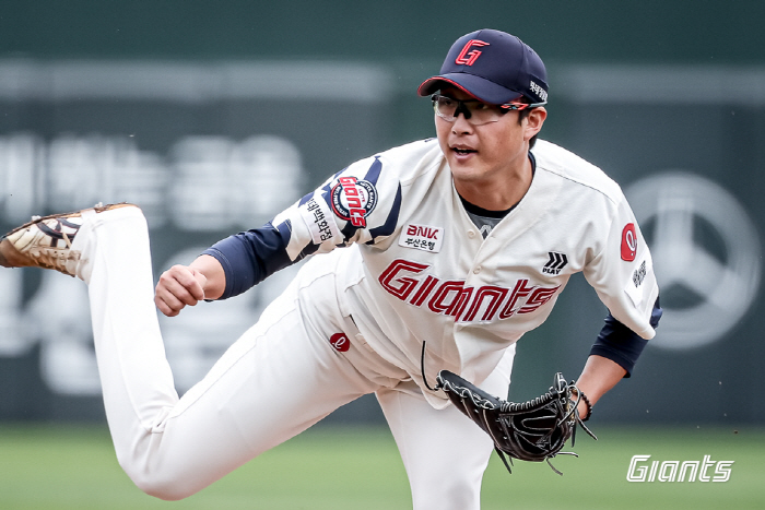 Glasses, aces, coming in the rain! 7 scoreless innings → Escaped 3 consecutive losses → Leading multiple wins...Lotte Wins 6-0 Over SSG