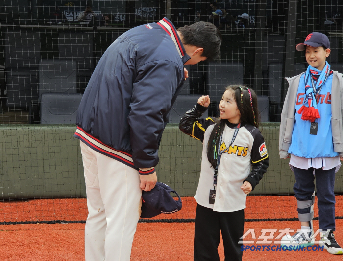 Hi, leadoff jinx! A second-tier Korean National University outfielder? It's been a while since I went... 