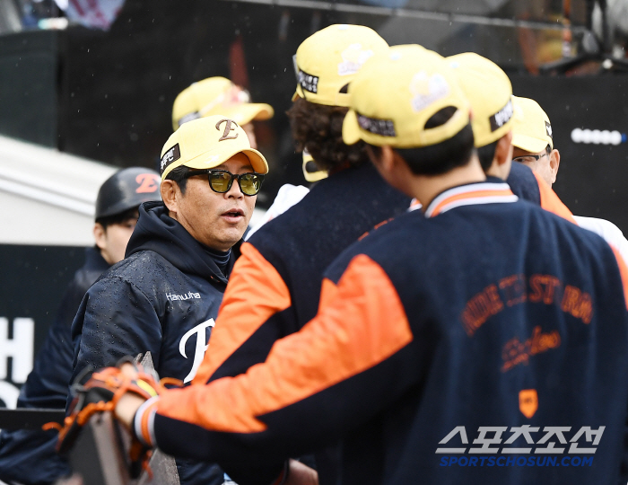 I threw 107 phones that were tricked by 'Weiss Punka' and it's going up again in the 8th episode? Coach Yang Sang-moon was also surprised. 
