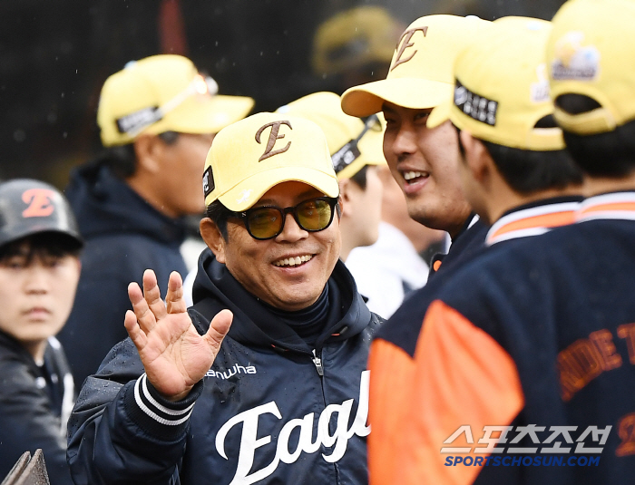I threw 107 phones that were tricked by 'Weiss Punka' and it's going up again in the 8th episode? Coach Yang Sang-moon was also surprised. 