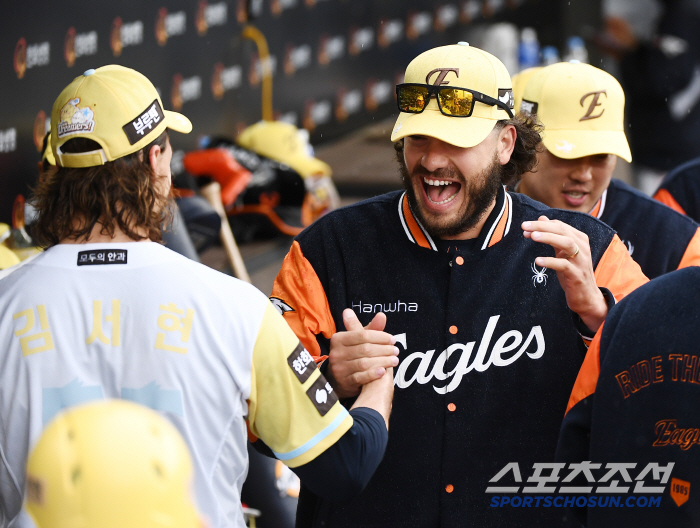 I threw 107 phones that were tricked by 'Weiss Punka' and it's going up again in the 8th episode? Coach Yang Sang-moon was also surprised. 