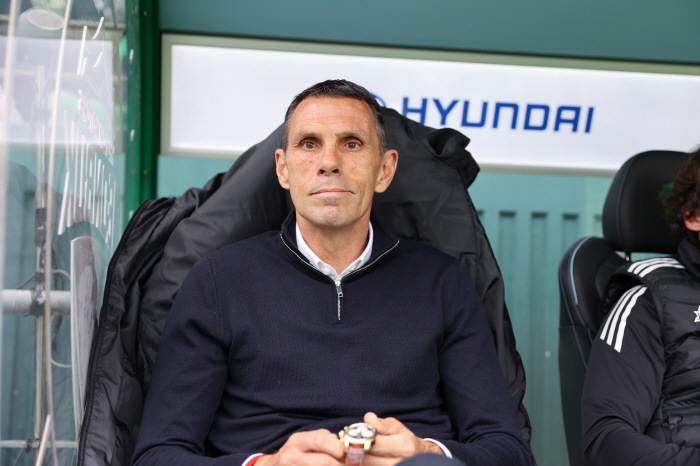 It's a shame that Jeonbuk coach Foye, who missed the victory, couldn't hold out after the first goal 