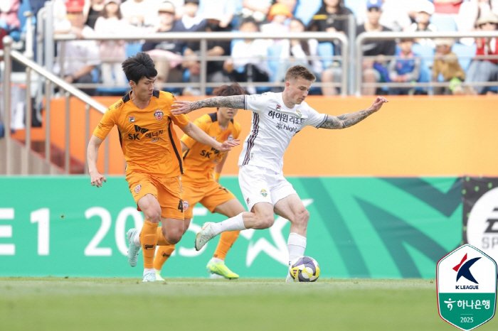 Kim Dong-joon's fatal mistake Lee Ji-ho's 3rd goal Kangwon, Jeju's enemy team 30 wins...Re-verification of natural enemies
