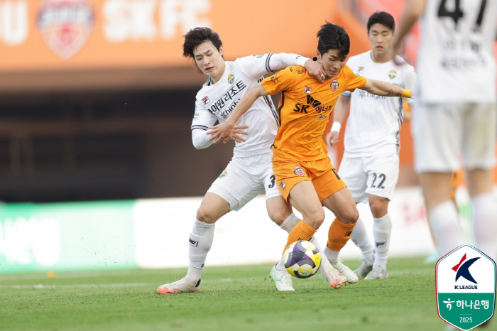 Kim Dong-joon's fatal mistake Lee Ji-ho's 3rd goal Kangwon, Jeju's enemy team 30 wins...Re-verification of natural enemies