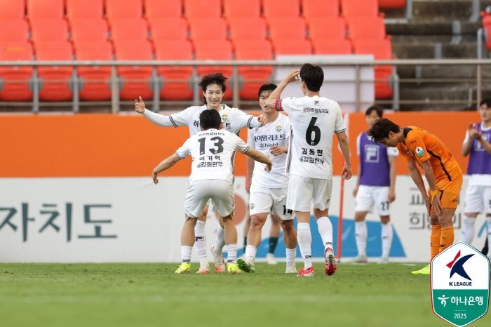 Kim Dong-joon's fatal mistake Lee Ji-ho's 3rd goal Kangwon, Jeju's enemy team 30 wins...Re-verification of natural enemies