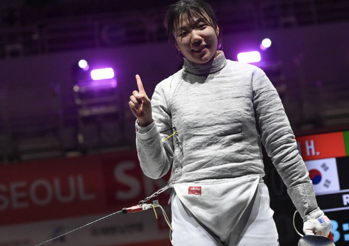 Korea is the world's No. 1 men's and women's sabre SKT's Woo Young defeated Emura to win the first ever companion number 1 history with Oh Sang-wook, a senior at Geuksongchon High School