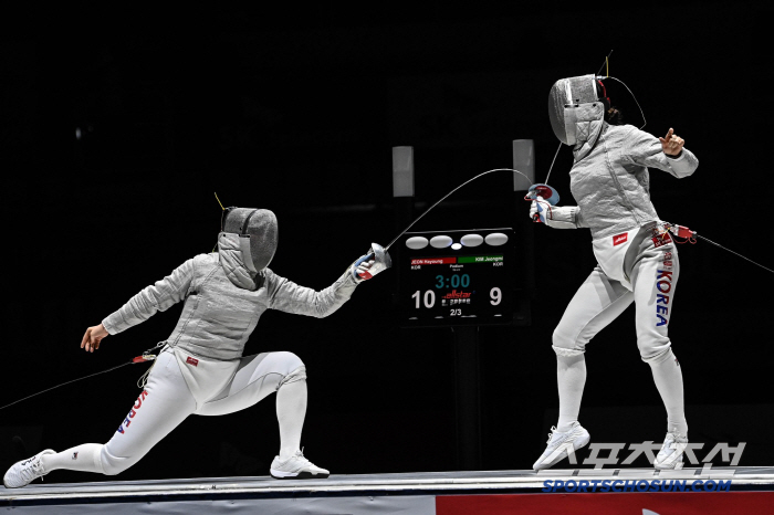 Korea is the world's No. 1 men's and women's sabre SKT's Woo Young defeated Emura to win the first ever companion number 1 history with Oh Sang-wook, a senior at Geuksongchon High School