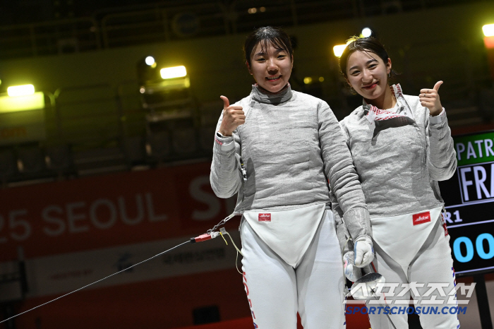 Korea is the world's No. 1 men's and women's sabre SKT's Woo Young defeated Emura to win the first ever companion number 1 history with Oh Sang-wook, a senior at Geuksongchon High School