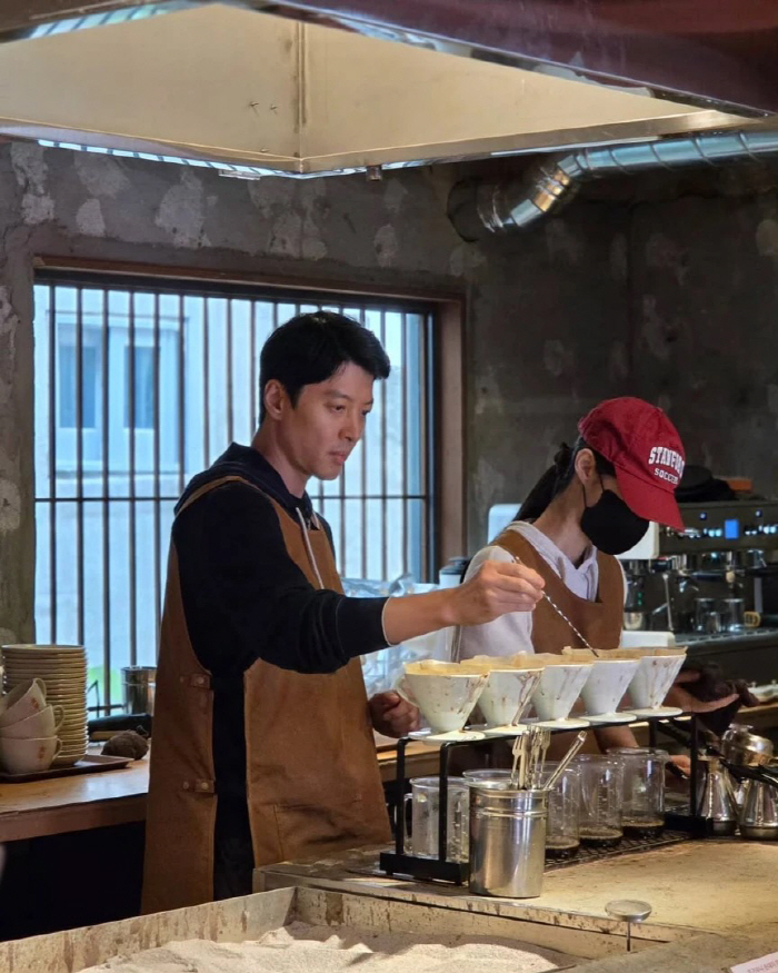 Lee Dong-gun, CEO focused on making coffee, is crowded with customers despite controversy over tax payment