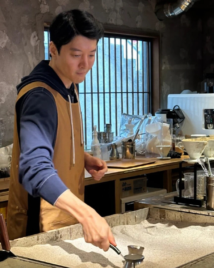 Lee Dong-gun, CEO focused on making coffee, is crowded with customers despite controversy over tax payment