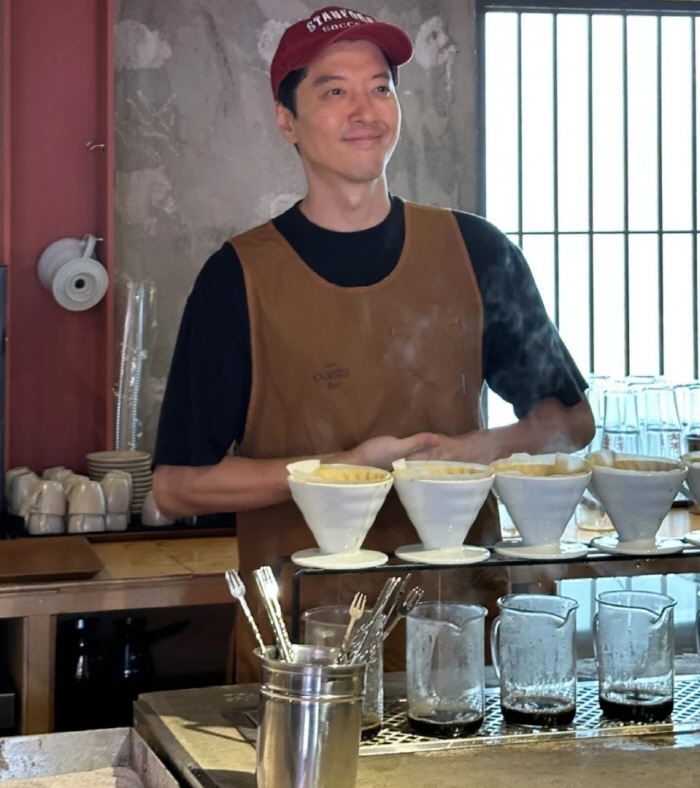 Lee Dong-gun, CEO focused on making coffee, is crowded with customers despite controversy over tax payment