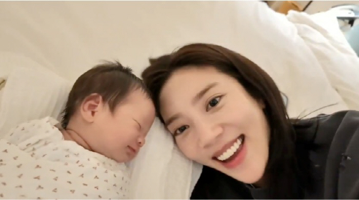 Lee Kyu-hyuk ♥ Son Dam-bi, an anterior placenta was not easy to give birth...Harder-than-expected surgery (my child)