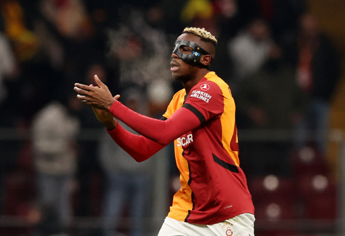 Manchester United has moved!Africa's strongest bomber, Osimhen, met with a close aide starting negotiations
