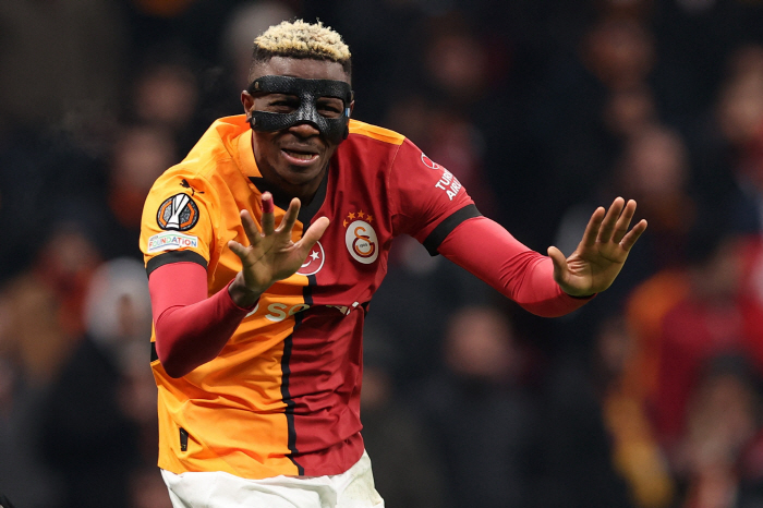 Manchester United has moved!Africa's strongest bomber, Osimhen, met with a close aide starting negotiations