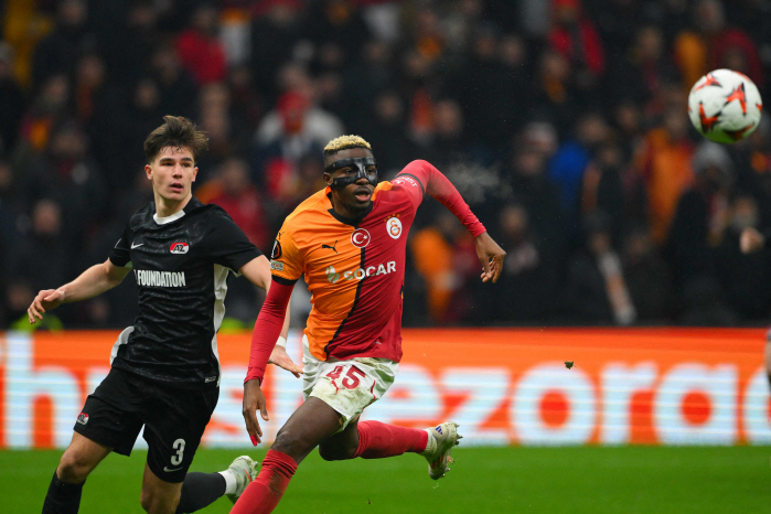 Manchester United has moved!Africa's strongest bomber, Osimhen, met with a close aide starting negotiations