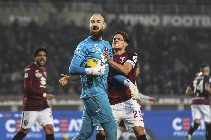 Manchester United's Long-Wanted Milcosa Close Al Hilal MF Smashed Gwangju? No, younger brother Turin GK!