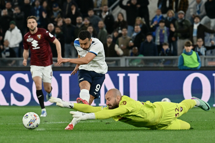 Manchester United's Long-Wanted Milcosa Close Al Hilal MF Smashed Gwangju? No, younger brother Turin GK!