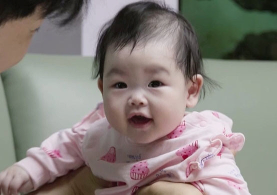 Park Soo-hong's daughter, Jae-yi, the Idol Center of Confidence Award...Perfect eye contact for the camera (Sudol)