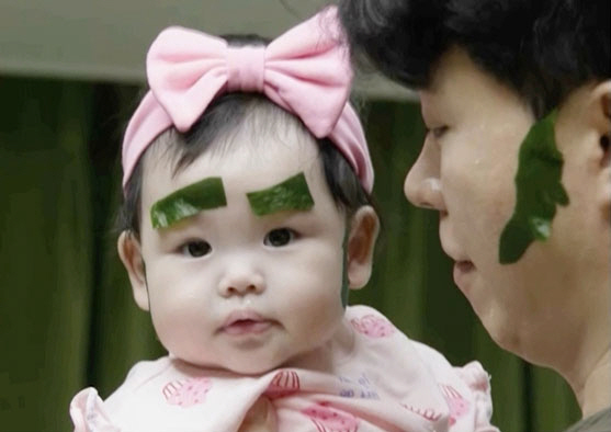 Park Soo-hong's daughter, Jae-yi, the Idol Center of Confidence Award...Perfect eye contact for the camera (Sudol)