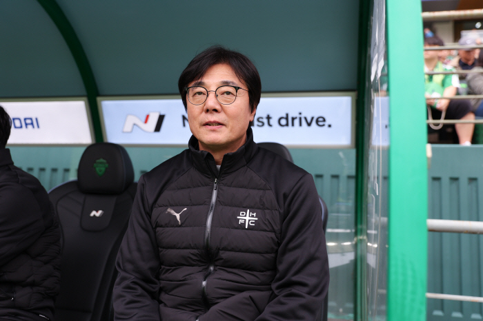 The players who did not give up and tied the match in dramatic draw match Hwang Sun-hong is encouraging 