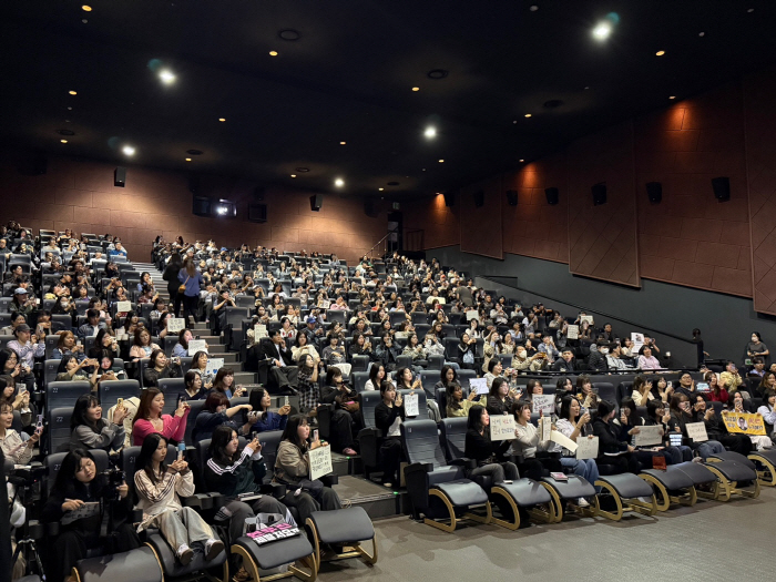  Please increase the number of screenings...The power of art buster that filled the 74th stage greeting in the first week of the department