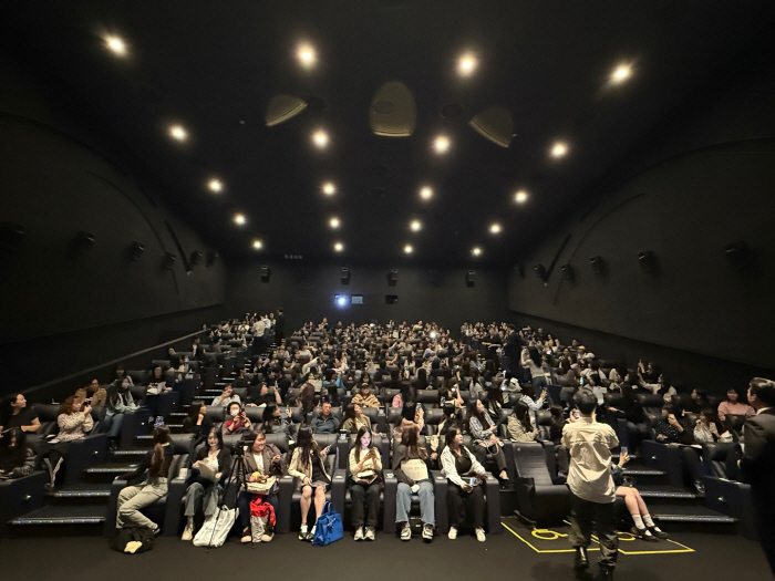  Please increase the number of screenings...The power of art buster that filled the 74th stage greeting in the first week of the department